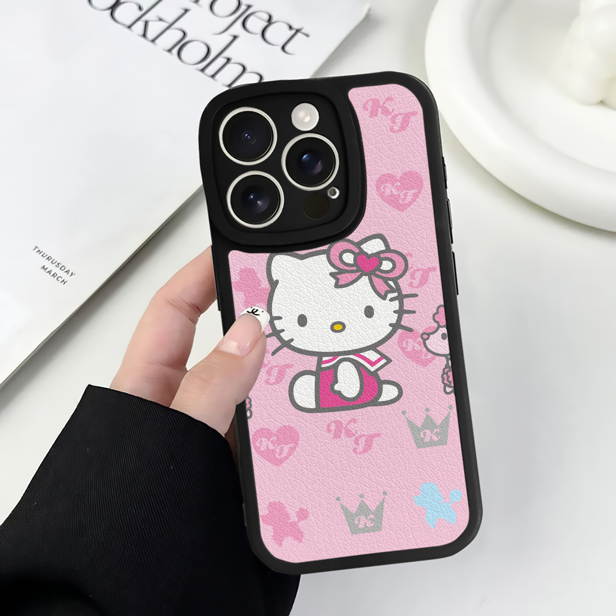 （画像用） Hello Kitty ハローキティ 【iPhone 16シリーズ対応】シリコンスマホケース（レザー調） 材質：シリコン